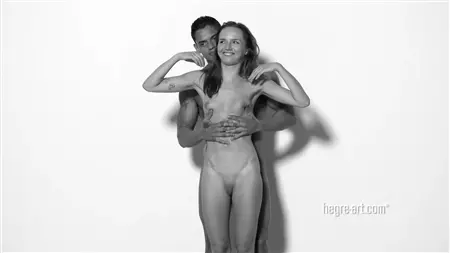 Бэкстэйдж со съемок фотосета с мускулистым мулатом и худенькой крошкой моделью