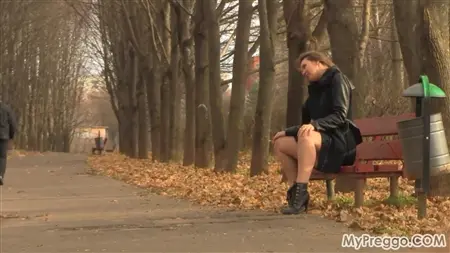 Беременная русская телка светит телом в парке
