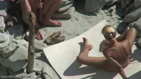 Блондинка играет с членом бойфренда на нудистском пляже