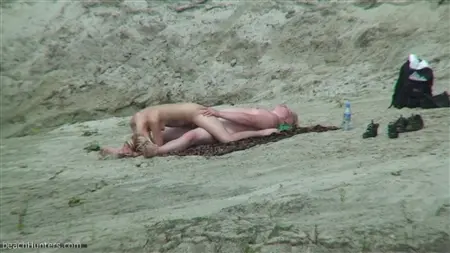 Блондинка оседлала киской член своего дружка на нудистском пляже