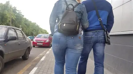 Чувак снимает на камеру жирную задницу девки в джинсах
