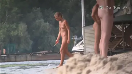 Десятки голых туристов загорают на нудистском пляже