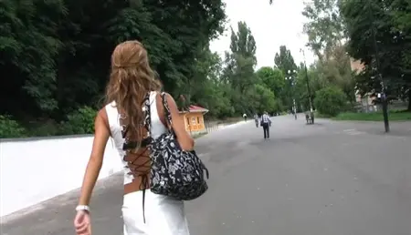 Девчонка разгуливает по улицам города в вызывающем наряде