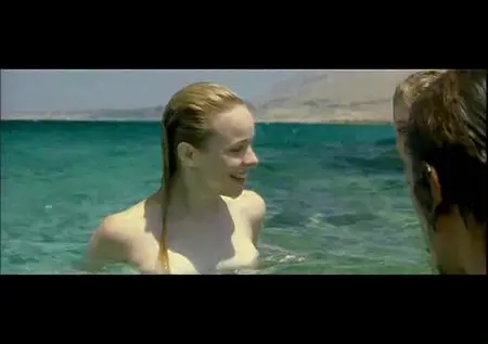 Девка купается в море голышом со своим новым другом