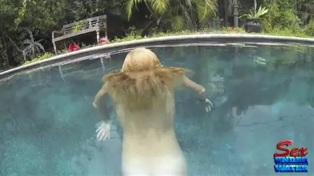 Девка с маленькими сиськами раздевается под водой