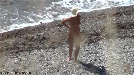 Девка в панаме ходит голая по пляжу