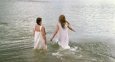 Девки решили отдохнуть от работы и искупаться в озере