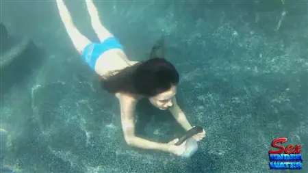 Девушка под водой облизывает резиновый самотык