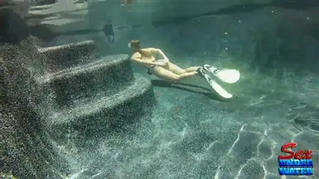 Девушка в маске опустилась под воду позировать голой