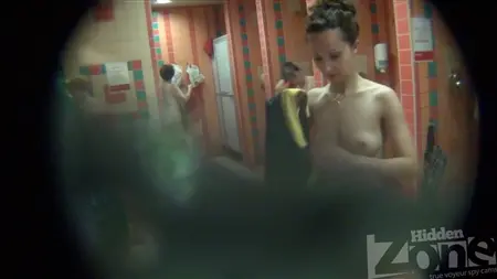 Девушки вытираются голые перед скрытой камерой