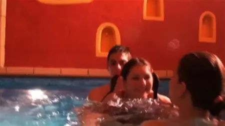 Две красотки трахаются с мускулистыми студентами в бассейне