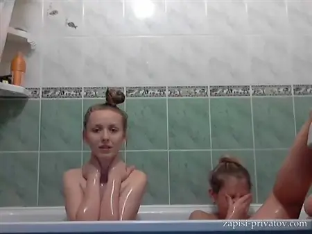 Эротическое представление в ванной двух девчонок перед веб камерой