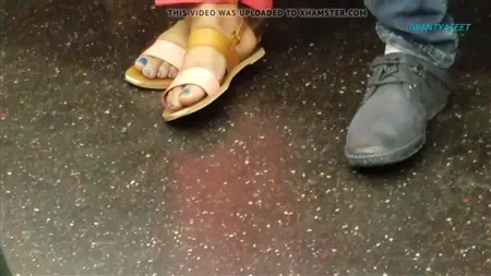 Фут фетишист снимает на камеру ножки девушки из метро