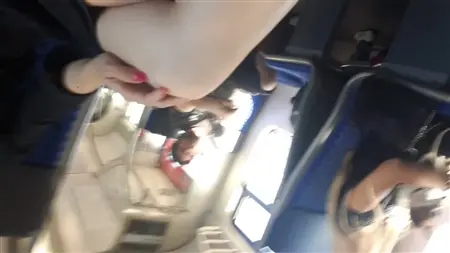 Футфетишист снимает на мобилу ножки азиатки в метро