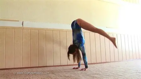 Гибкая школьница занимается гимнастикой на камеру