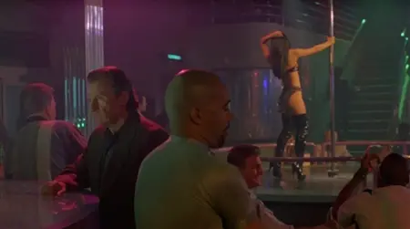 Голая Люси Лью в эротической сцене из фильма «Зона преступности»