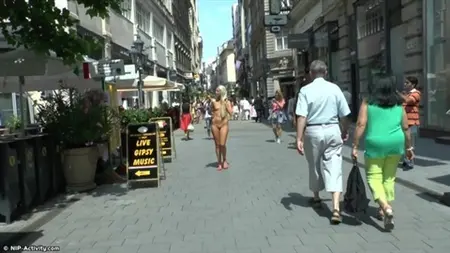 Голая блондинка прогуливается по оживленным улицам
