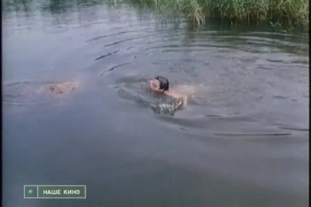 Голая девка плавает в озере со своим парнем