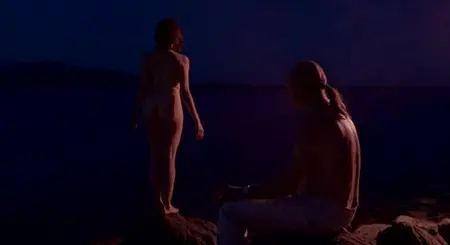 Голая девка стоит ночью на берегу озера