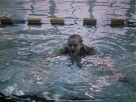 Голая спортсменка плавает в бассейне под водой