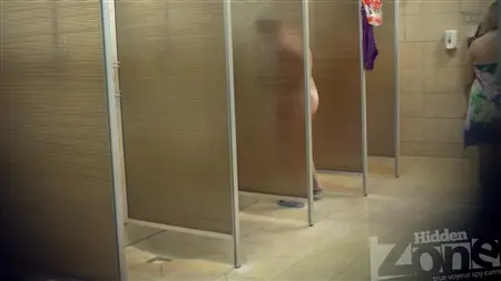 Голые бабы принимают душ, не подозревая, что их снимает скрытая камера