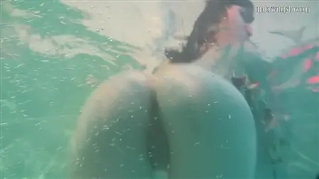 Игривая девочка решили поплавать под водой голышом