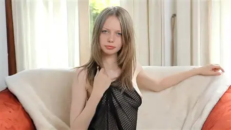 Юная девушка с гладкой киской ласкает себя проворными пальчиками