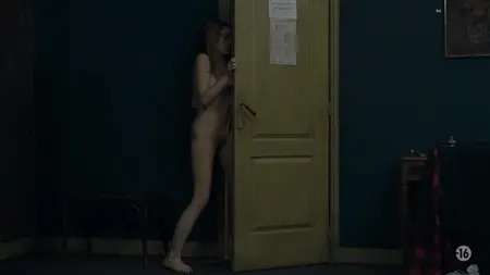 Юная малышка принимает душ перед сексом со старым мужиком