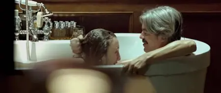Юная шалунья залезла в ванну к маминому другу