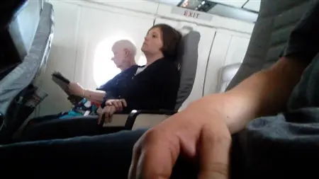 Извращенец достал член сидя неподалеку от девушки в самолете