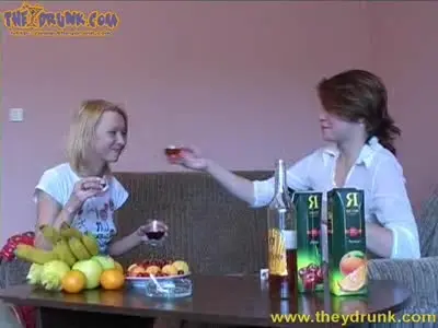 Маша и Оксана занимаются лесбийским сексом в пьяном угаре