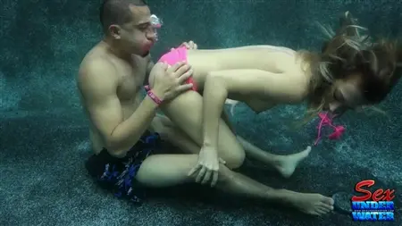 Молодая пара наслаждается экстремальным сексом под водой