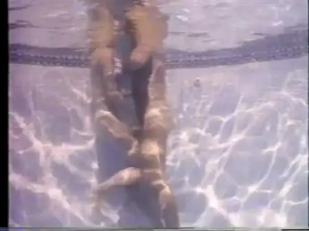 Мужчина делает куни и трахает свою ненасытную любовницу в бассейне