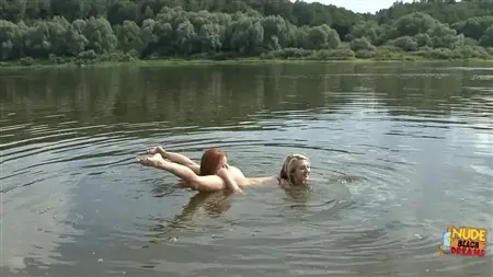 Мужик подсматривает за сексуальными лесбиянками, купающимися в озере