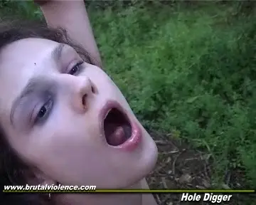 Мужик трахает в лесу девку раком и заставляет ее сосать хуй
