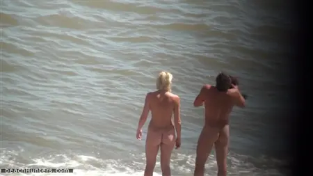 Наблюдают за голыми нудистами на пляже