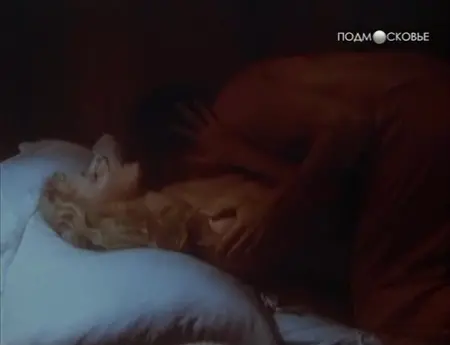 Нежная постельная сцена юнца и зрелой женщины в полумраке