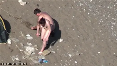 Нудистская пара приехали на дикий пляж и разбили палатку на берегу