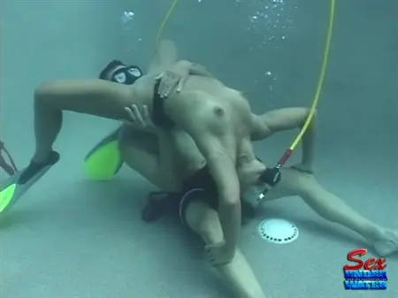 Пара аквалангистов занимается экстремальным сексом под водой