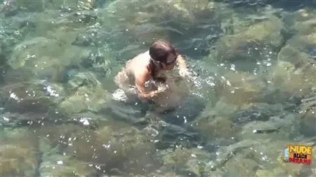 Парень подсматривает за своей бышей подружкой, которая купает в море голышом