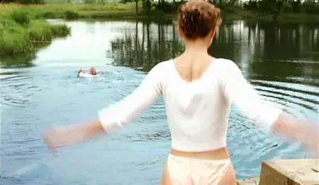 Парень уговорил свою подружку искупаться в озере голышом