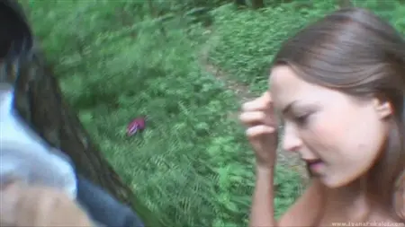 Парнишка снимает на камеру, как его подружка делает ему минет в лесу