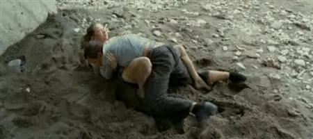 Похотливая девица соблазнят своего друга на диком пляже