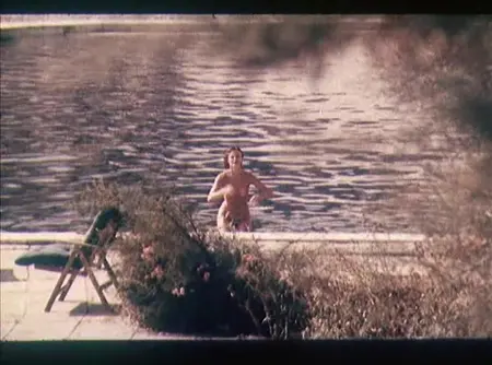 Полностью голая Анна Назарьева купается в пруду