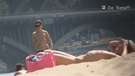Притаившийся мужик подглядывает за голыми девками на пляже