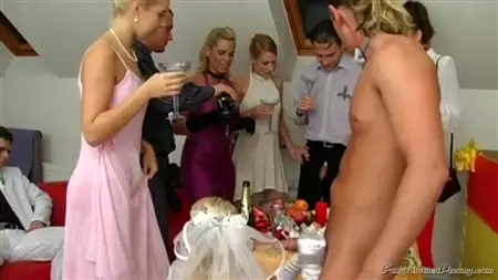 Разнузданная групповуха с невестой на вечеринке после свадьбы