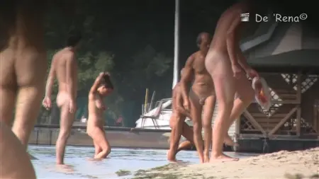 Развратник ходит на местный нудистский пляж и наблюдает за голыми дамами