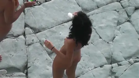 Развратные мама с дочкой посетили вместе нудистский пляж