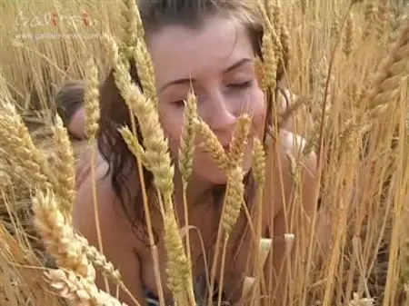 Русские девчонки вставляют в вагину морковку