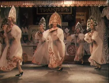 Русские девицы танцуют эротический танец в народных костюмах